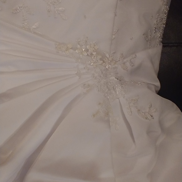 Wedding gown - Picture 5 of 5